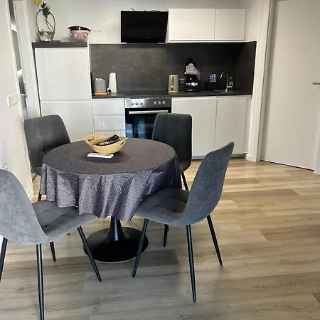 House 82 * Врси