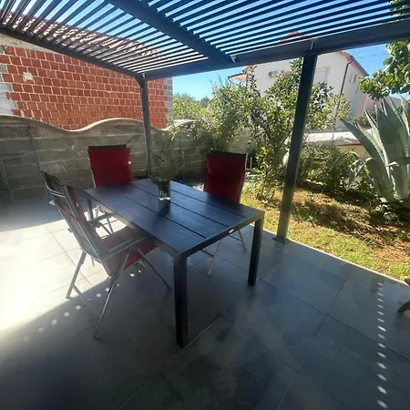 House 82 Nyaraló Vrsi